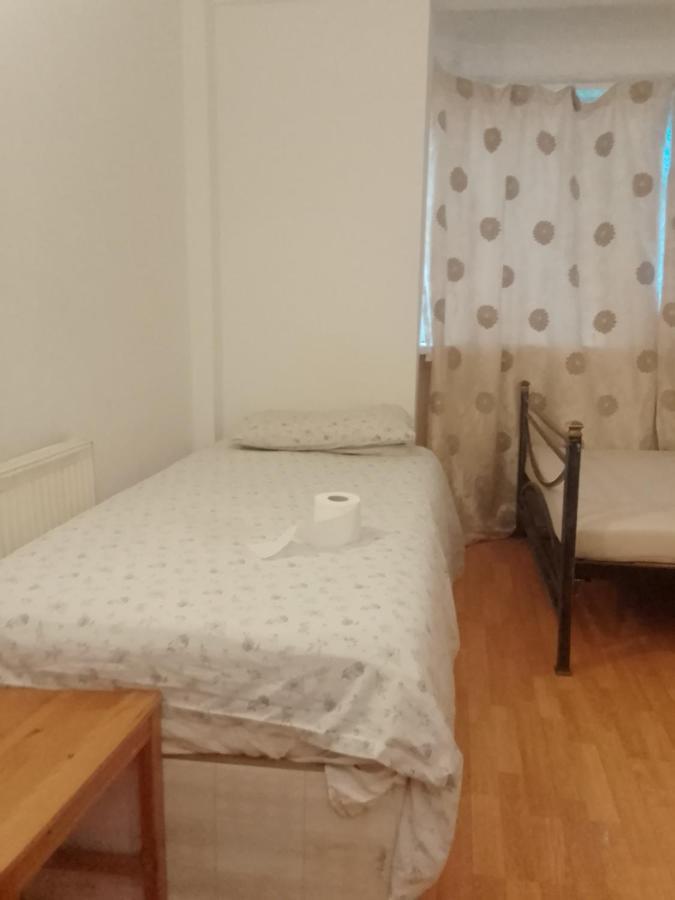 Private Rooms In 3 Bedroom Flat!! London Exterior photo