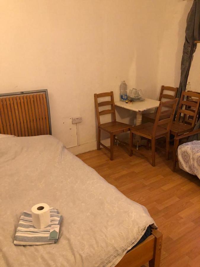 Private Rooms In 3 Bedroom Flat!! London Exterior photo