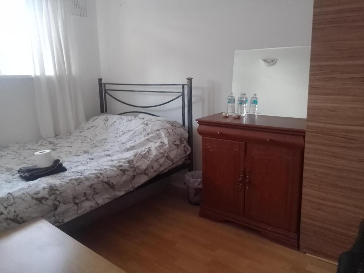 Private Rooms In 3 Bedroom Flat!! London Exterior photo