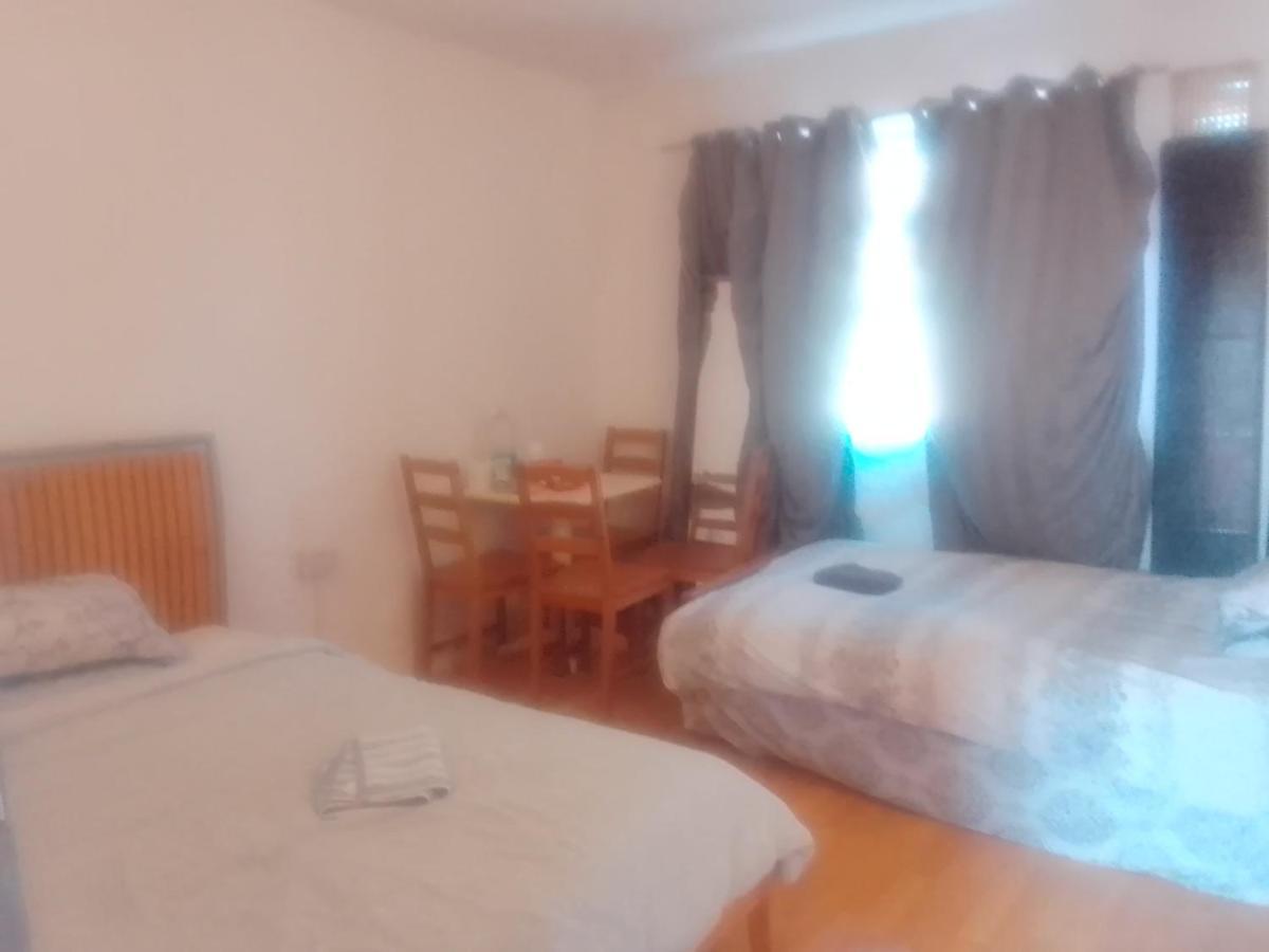 Private Rooms In 3 Bedroom Flat!! London Exterior photo