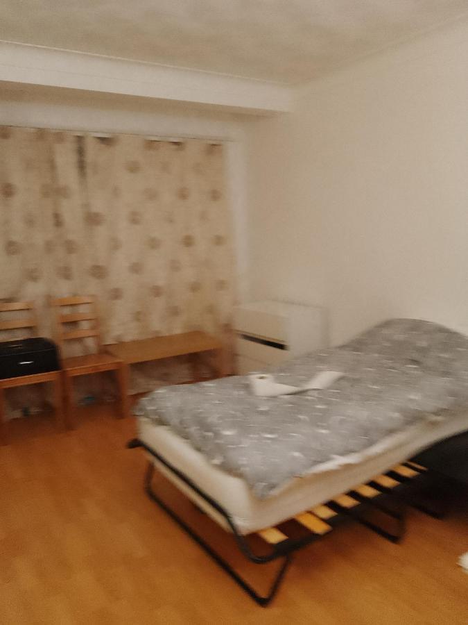 Private Rooms In 3 Bedroom Flat!! London Exterior photo