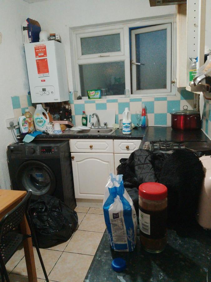 Private Rooms In 3 Bedroom Flat!! London Exterior photo